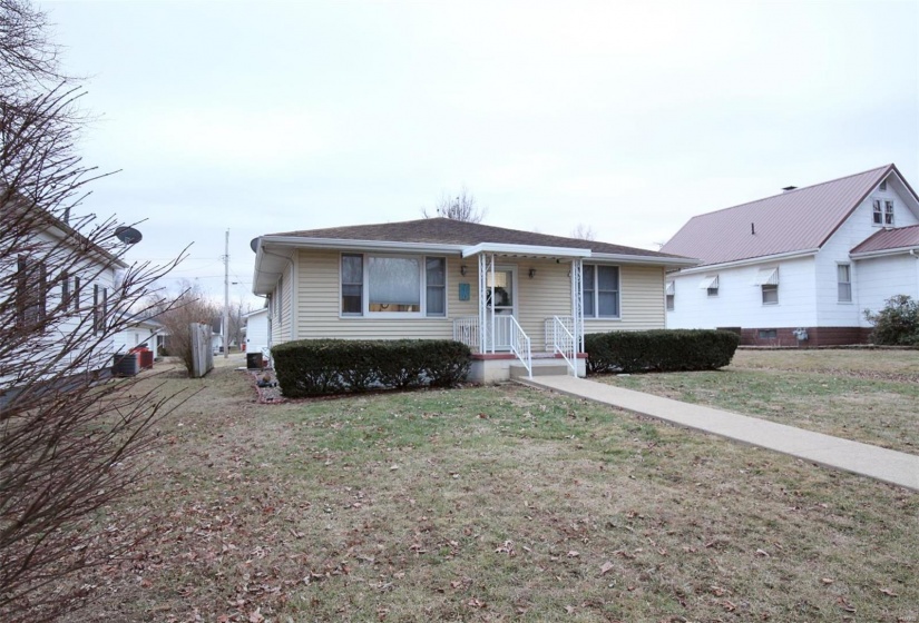 View of front of house featuring a front yard