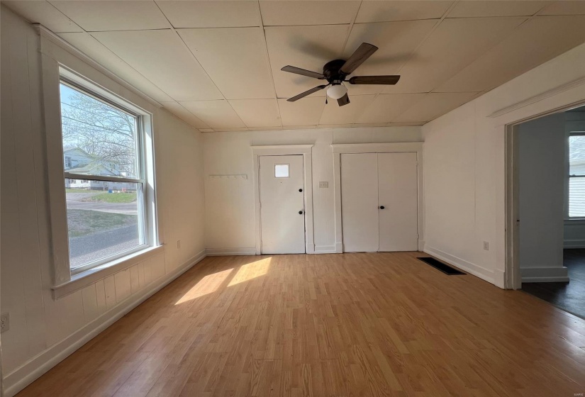 Entrance foyer with baseboards, visible vents, light wood-style flooring, and a ceiling fan