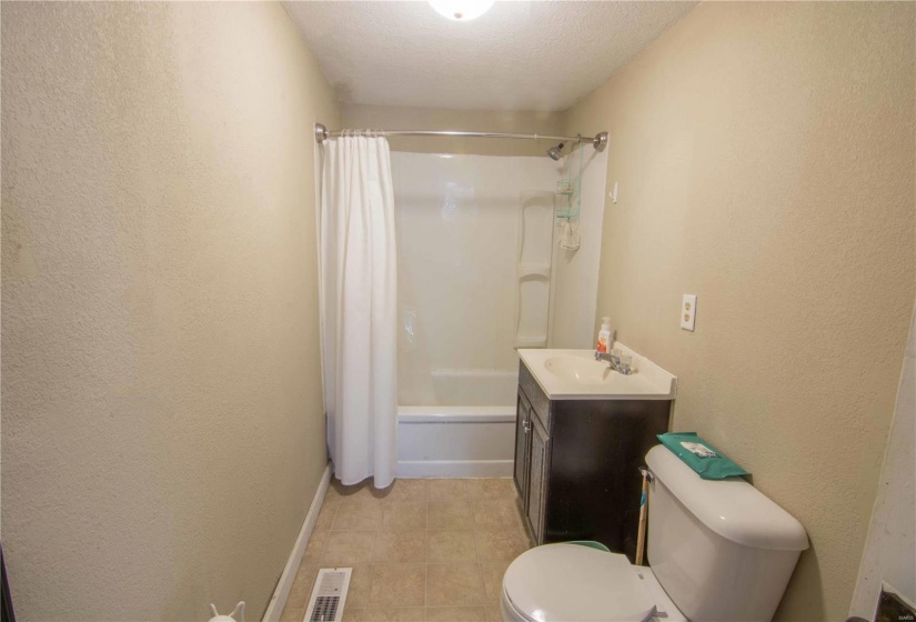 1408 Main Street, Vandalia, Illinois 62471, 2 Bedrooms Bedrooms, 6 Rooms Rooms,1 BathroomBathrooms,Residential,For Sale,Main,MAR25014069