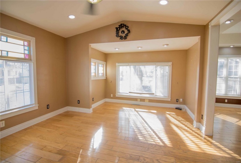 523 5th Street, Vandalia, Illinois 62471, 2 Bedrooms Bedrooms, 8 Rooms Rooms,2 BathroomsBathrooms,Residential,For Sale,5th,MAR25004248