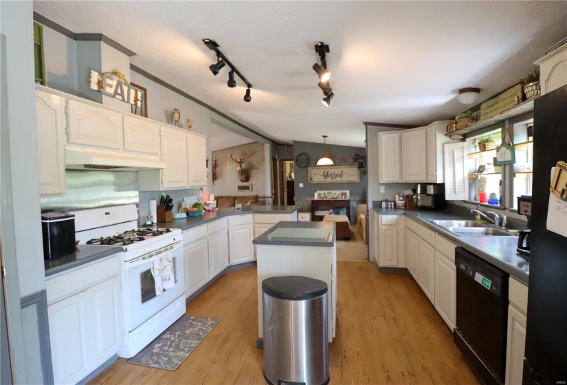 190 650 Avenue, Mulberry Grove, Illinois 62262, 3 Bedrooms Bedrooms, 10 Rooms Rooms,2 BathroomsBathrooms,Residential,For Sale,650,MAR25027118